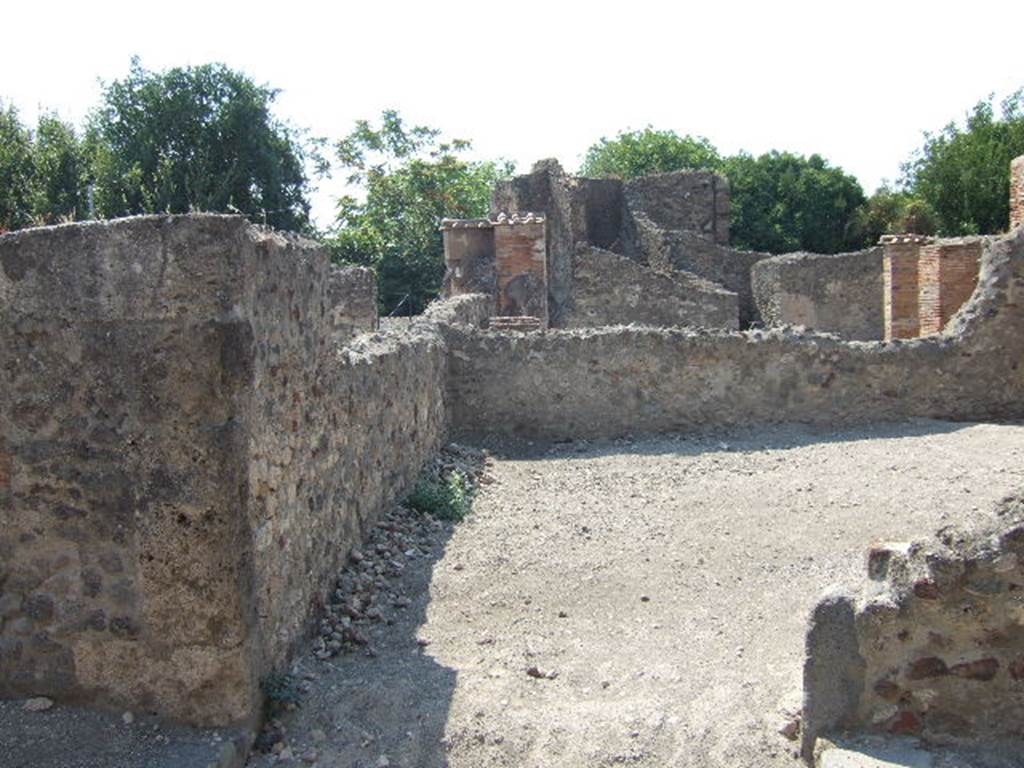 VI.1.22 Pompeii. September 2005. Looking west towards south-west corner.