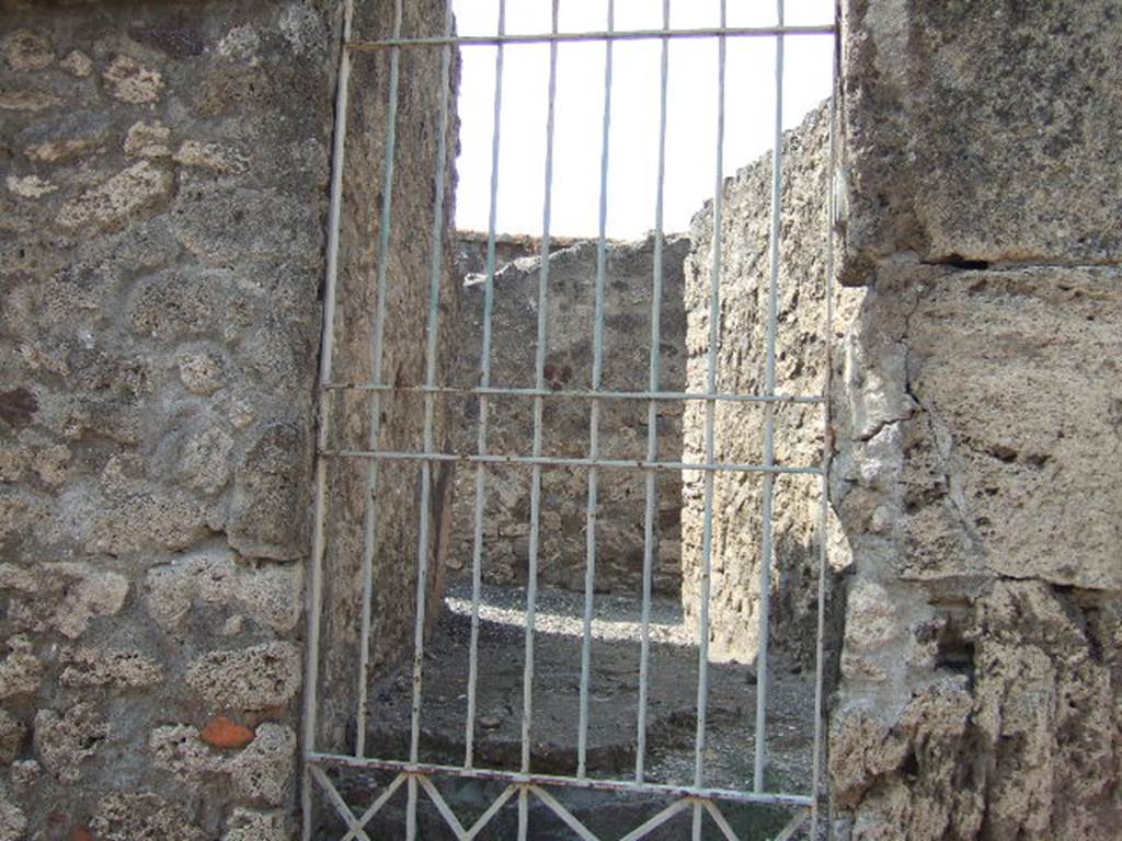 VI.1.23 Pompeii. September 2005. Entrance doorway, looking west.