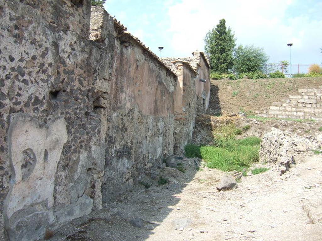 Outside wall between VI.1.25 and VI.1.26 in Vicolo di Narciso, Pompeii. September 2005.