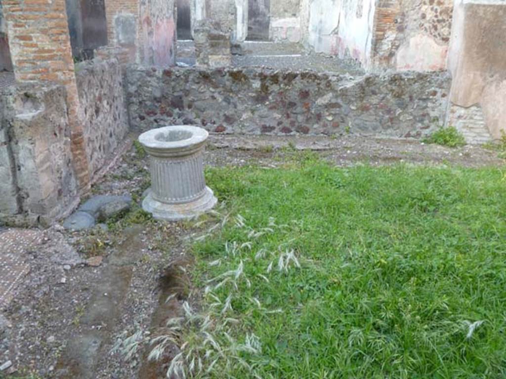 VI.2.22 Pompeii. May 2011. Looking east across peristyle area.

