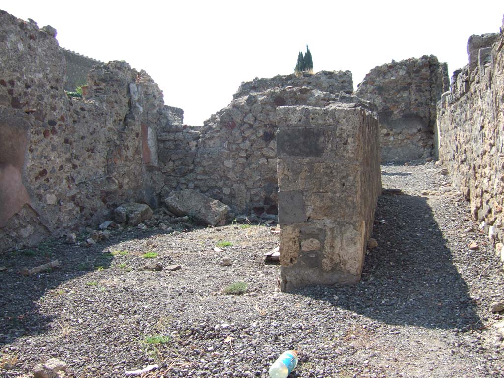 VI.2.29 Pompeii. September 2005. Looking west from entrance doorway across room 1 to room 4, and along corridors 5 and 7 to rear.
According to Fiorelli, there was a lararium in the long corridor.
See Pappalardo, U., 2001. La Descrizione di Pompei per Giuseppe Fiorelli (1875). Napoli: Massa Editore. (p.52)
According to Boyce, in the north wall of the corridor is a niche with peaked ceiling formed by two tiles set at an obtuse angle.
Fiorelli referred to it as larario.
See Boyce G. K., 1937. Corpus of the Lararia of Pompeii. Rome: MAAR 14. (p.44, no.144).

