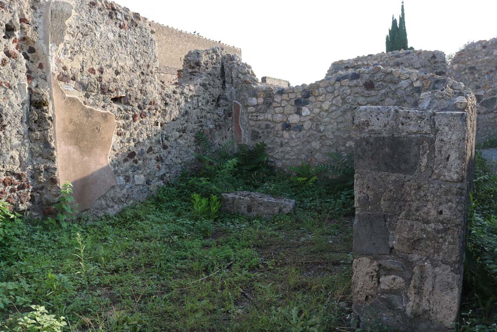 VI.2.29 Pompeii. December 2018. Looking west in room 4 on south side of corridor 5. Photo courtesy of Aude Durand.