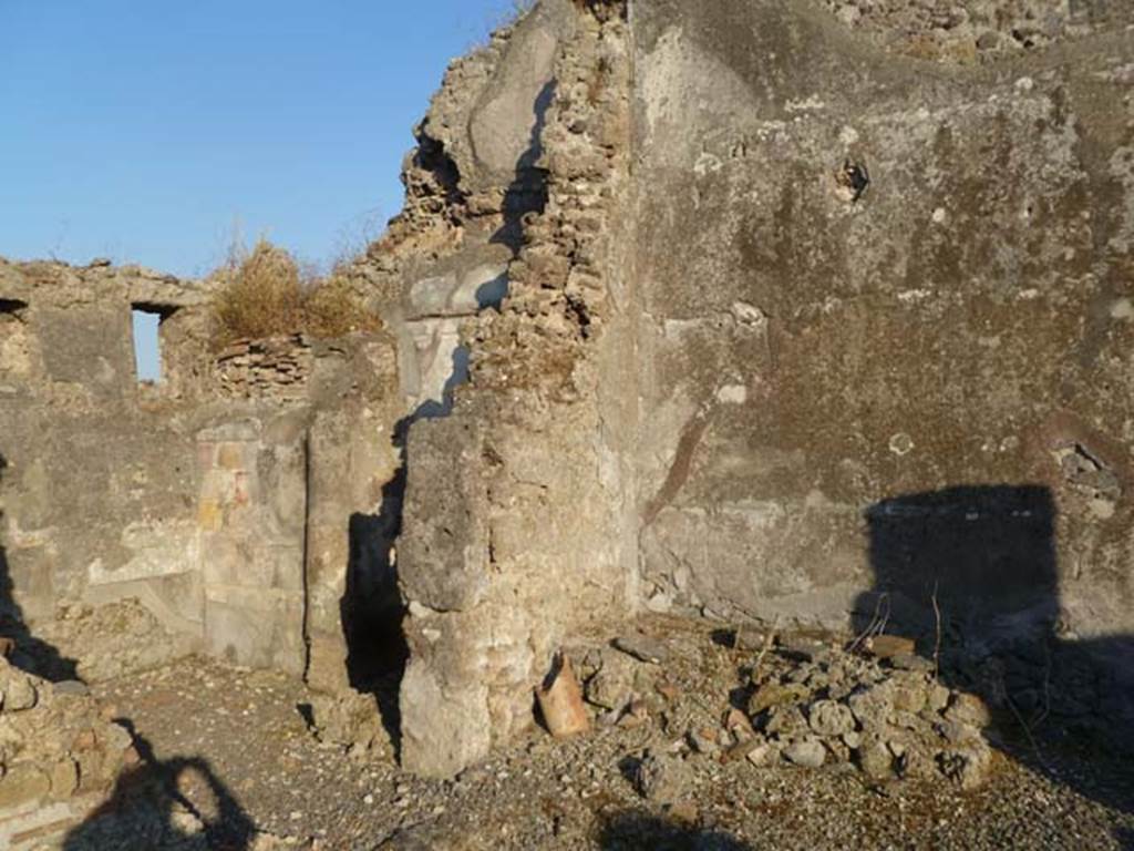 VI.5.19 Pompeii. May 2011. Area in south-east corner of atrium of VI.5.19.