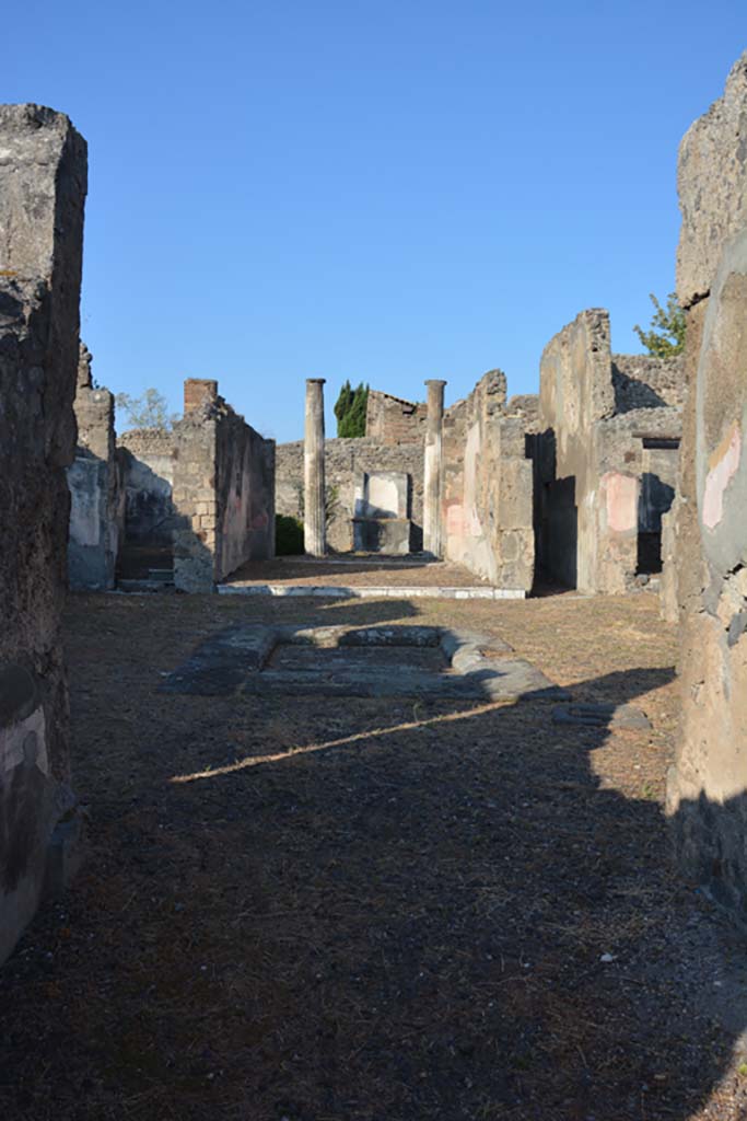VI.7.20 Pompeii. September 2019. Looking west across atrium from entrance corridor.
Foto Annette Haug, ERC Grant 681269 DÉCOR.

