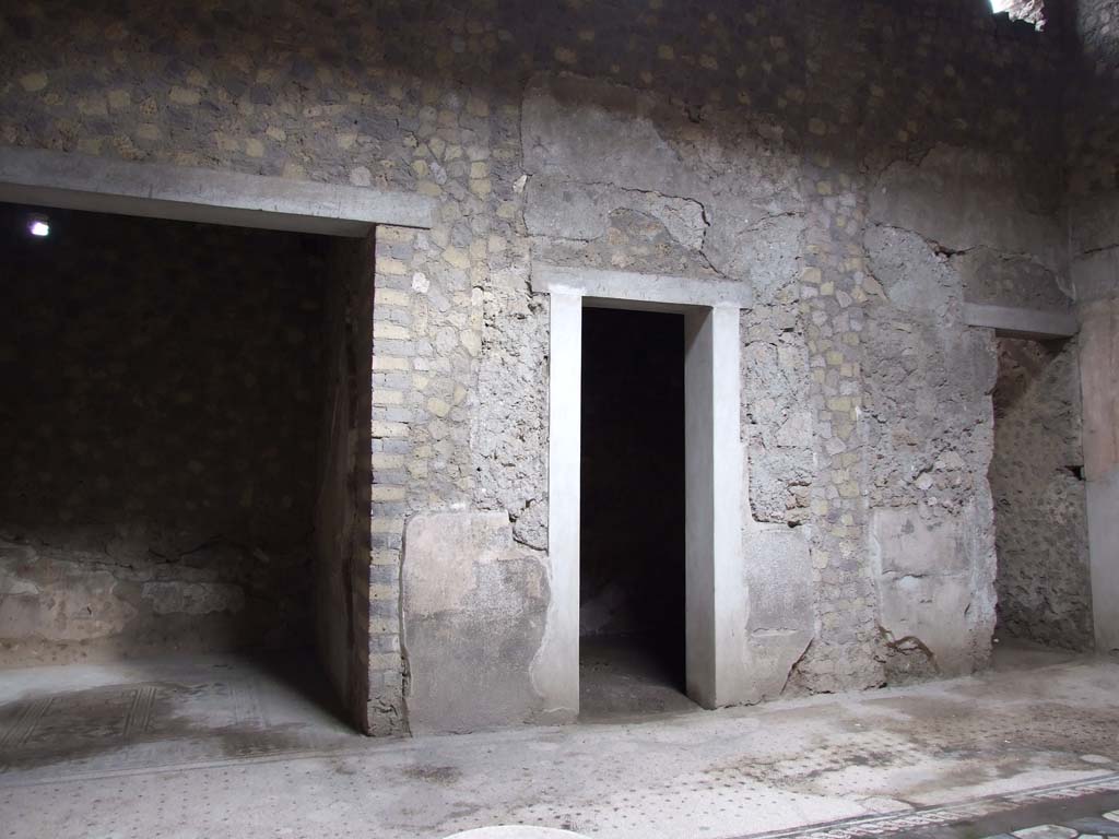 VI.8.5 Pompeii. March 2009. Looking towards east side of atrium, towards room 4 ala; room 3 cubiculum; and room 2 small 