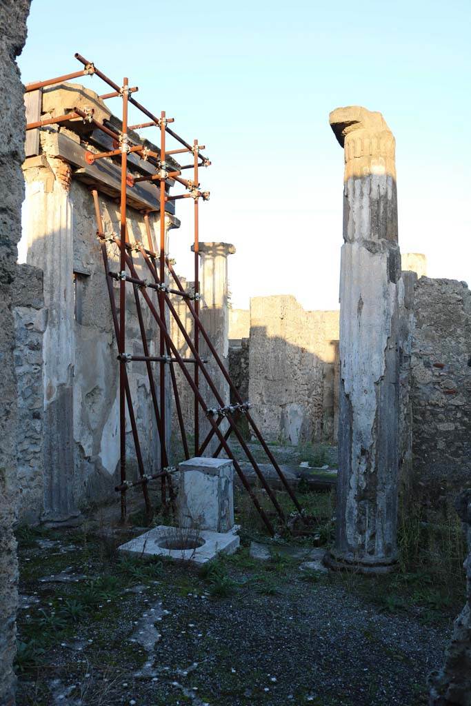 VI.8.21 Pompeii. December 2018. 
Looking east from tablinum, across impluvium in atrium. Photo courtesy of Aude Durand.
