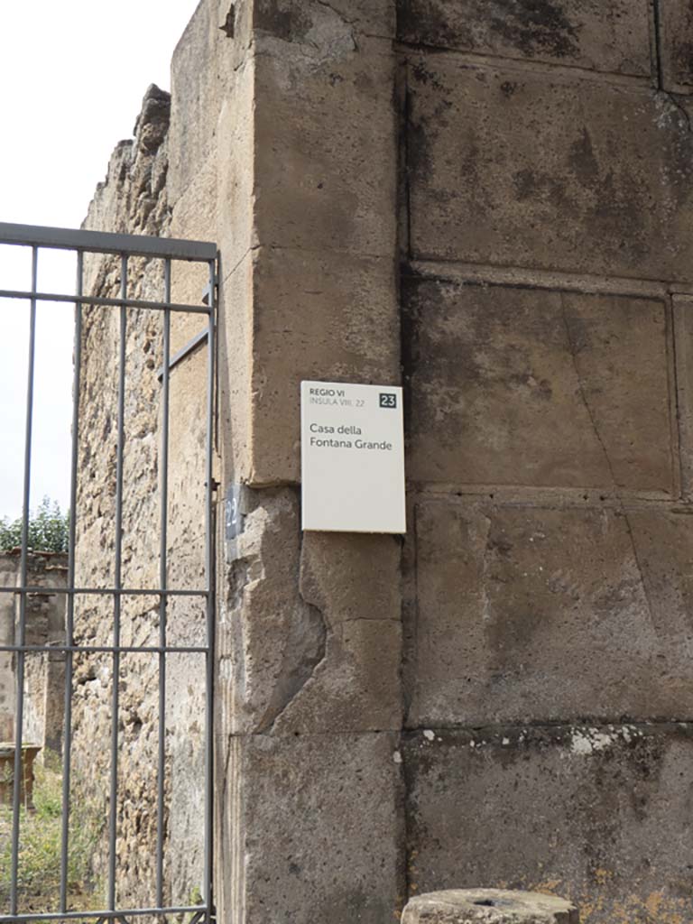 VI.8.22 Pompeii. September 2017. Identification name plate on north side of entrance doorway.
Foto Annette Haug, ERC Grant 681269 DÉCOR.
