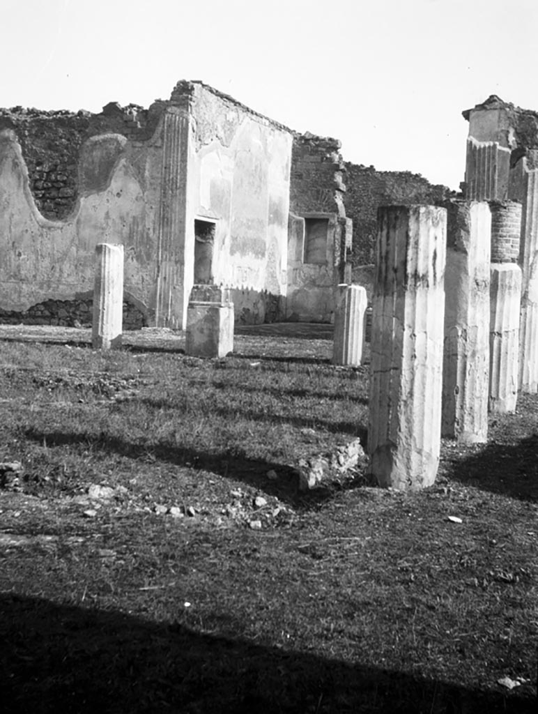 VI.9.3/5 Pompeii. pre-1937-39. Pseudo-peristyle 30, with rainwater channel near north wall.
Photo courtesy of American Academy in Rome, Photographic Archive. Warsher collection no. 1268
