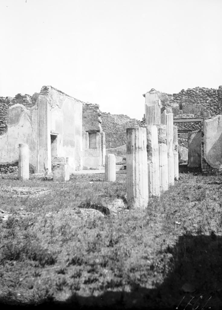 VI.9.5 Pompeii. W725. East wall of peristyle room 30, on upper level.
Photo by Tatiana Warscher. Photo © Deutsches Archäologisches Institut, Abteilung Rom, Arkiv. 
