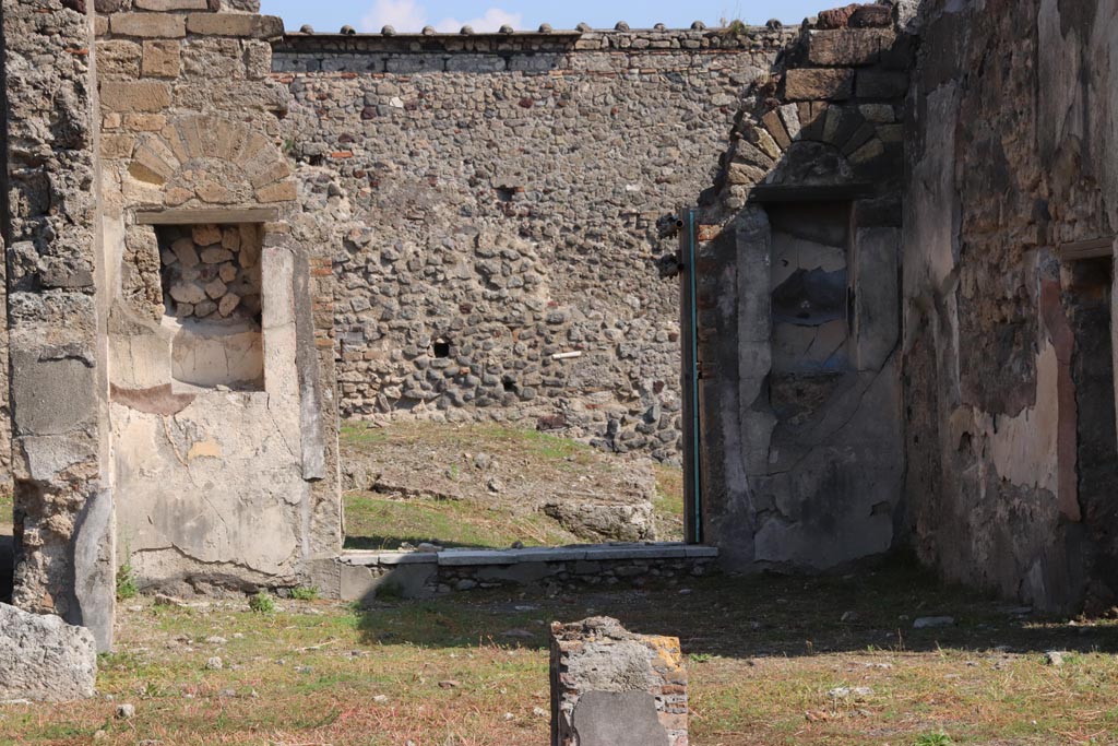 VI.9.5 Pompeii. October 2022. Looking east towards tablinum 26, from entrance corridor. Photo courtesy of Klaus Heese.