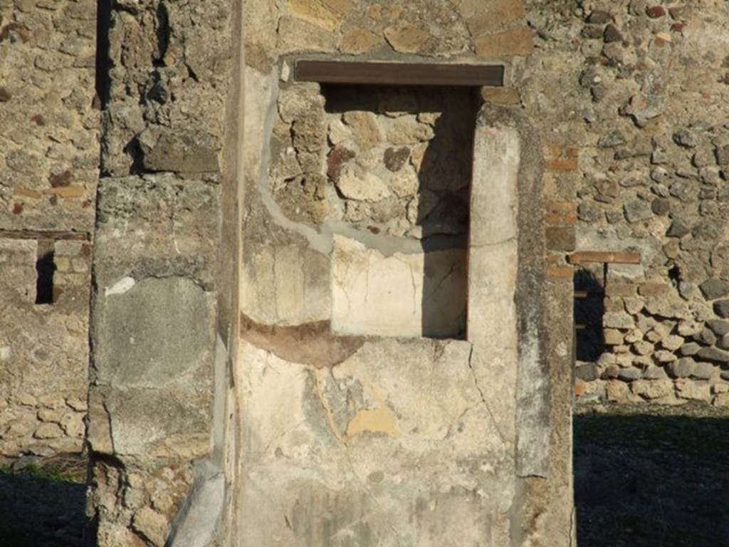 VI.9.5 Pompeii. December 2007. Niche on north side of tablinum.