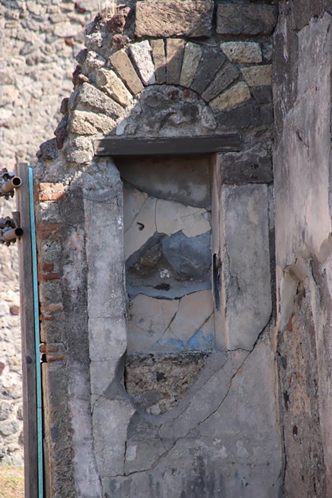 VI.9.5 Pompeii. October 2022. 
Tablinum 26, east wall, niche on south side of doorway leading to area 29/30.
Photo courtesy of Klaus Heese.
