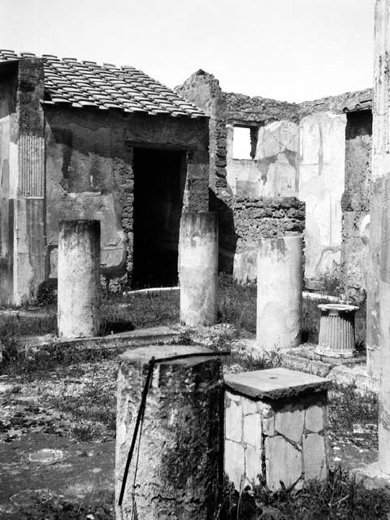 231051 Bestand-D-DAI-ROM-W.816.jpg
VI.9.6 Pompeii. W.816. Room 3, looking across impluvium towards north-west side of atrium and doorway to rooms 16 and 13, from tablinum.
Photo by Tatiana Warscher. With kind permission of DAI Rome, whose copyright it remains. 
See http://arachne.uni-koeln.de/item/marbilderbestand/231051 
