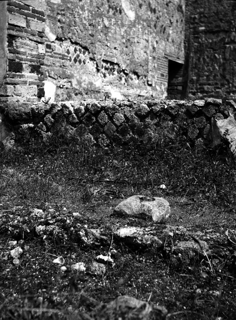 VI.9.6 Pompeii. W..880. 
Room 17, south wall of the pseudo-peristyle, below large window into room 22.
Photo by Tatiana Warscher. Photo © Deutsches Archäologisches Institut, Abteilung Rom, Arkiv. 
