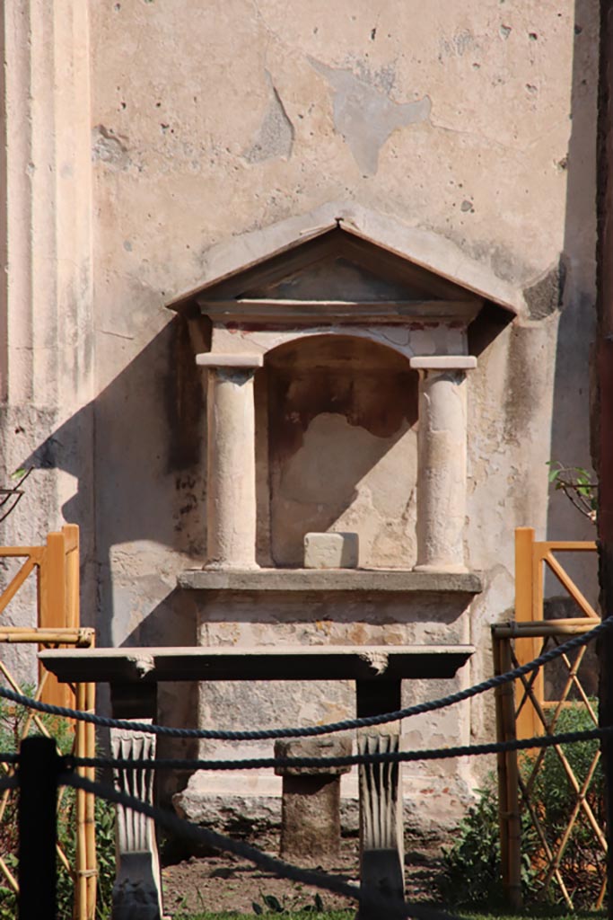 VI.9.6 Pompeii. October 2022. 
Room 17, aedicula lararium against east wall of garden area. Photo courtesy of Klaus Heese.
