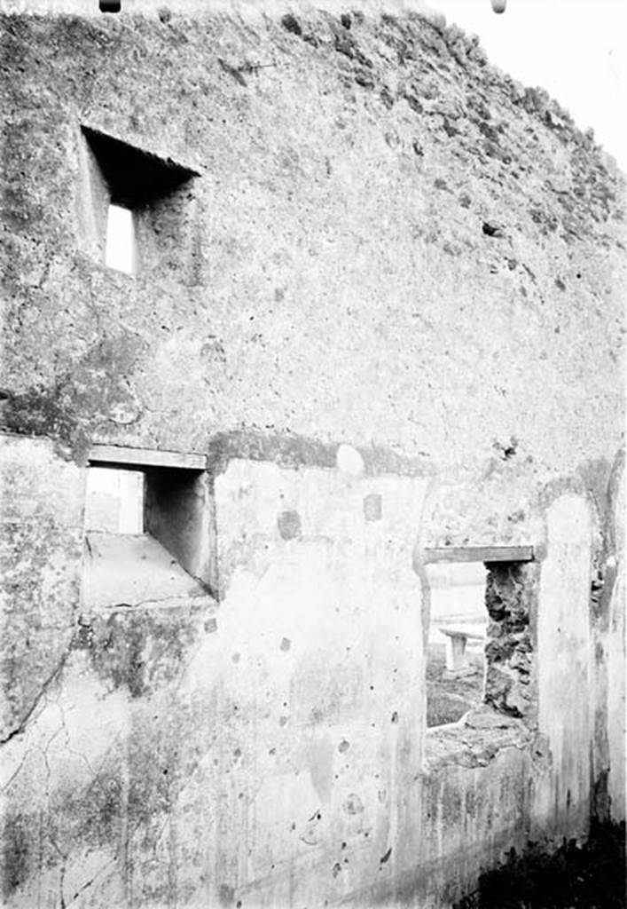 230928 Bestand-D-DAI-ROM-W.0316.jpg
VI.9.6 Pompeii. W.316. Room 19, looking west along south wall with windows onto pseudo-peristyle, from south-east corner.
Photo by Tatiana Warscher. With kind permission of DAI Rome, whose copyright it remains. 
See http://arachne.uni-koeln.de/item/marbilderbestand/230928 
