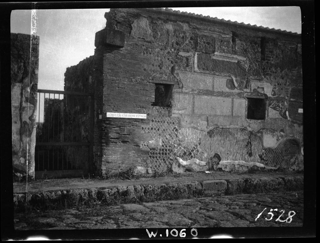 VI.9.7 Pompeii. W1060. Entrance doorway and exterior wall on Via Mercurio.
Photo by Tatiana Warscher. Photo © Deutsches Archäologisches Institut, Abteilung Rom, Arkiv. 
