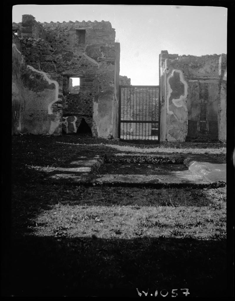 VI.9.7 Pompeii. W 1057. Looking west across room 2, atrium towards entrance corridor.
Photo by Tatiana Warscher. Photo © Deutsches Archäologisches Institut, Abteilung Rom, Arkiv. 

