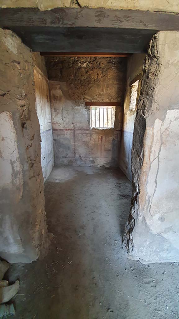 VI.10.1 Pompeii. July 2021. 
Looking towards doorway to rear room in east wall of front room. 
Foto Annette Haug, ERC Grant 681269 DCOR.
