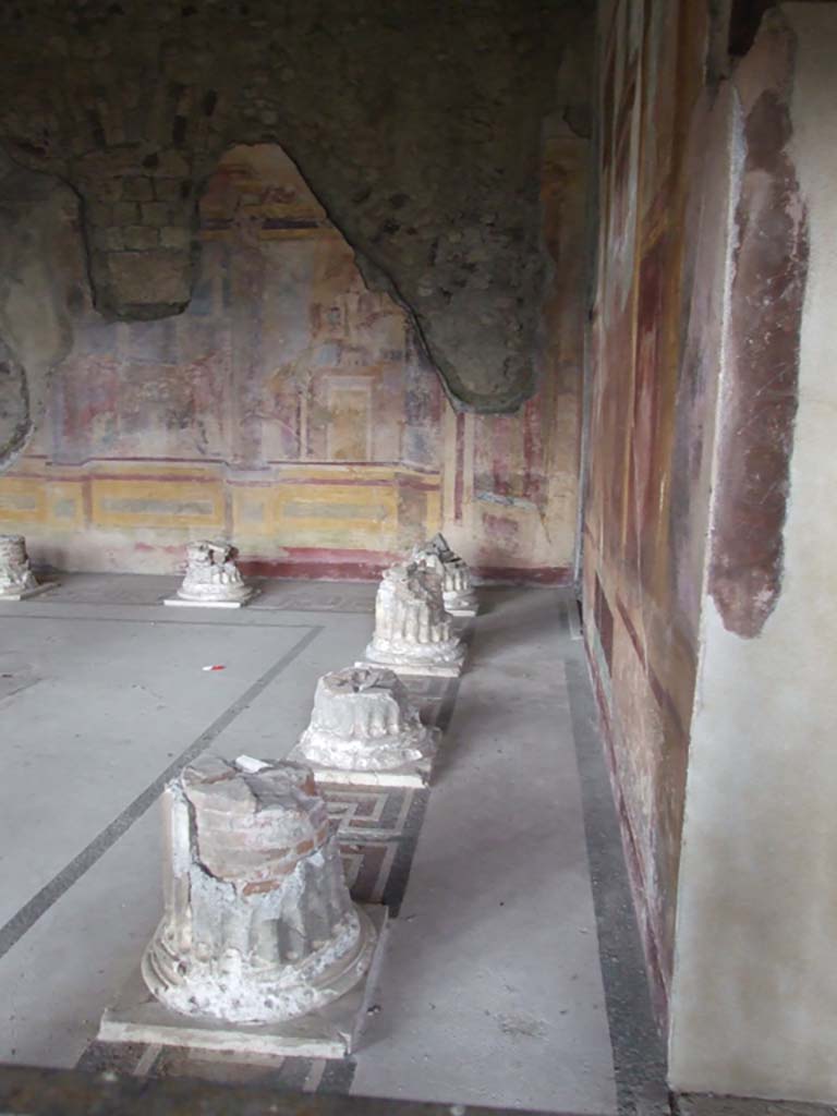 VI.11.10 Pompeii. October 2017. 
Room 43, small doorway at east end of room, looking from north portico.
Foto Annette Haug, ERC Grant 681269 DÉCOR
