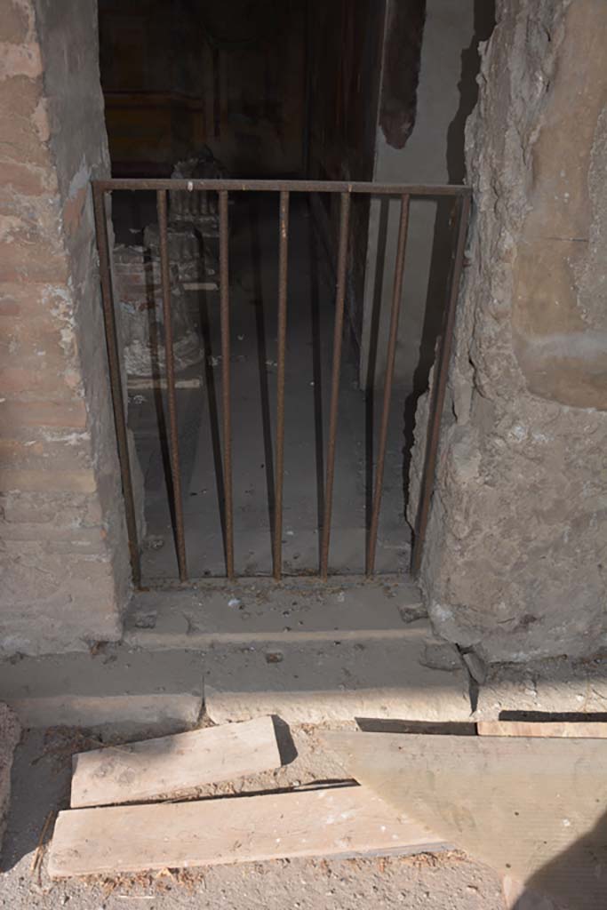 VI.11.10 Pompeii. November 2017. Room 43, looking south through doorway towards north portico and peristyle 36.
Foto Annette Haug, ERC Grant 681269 DÉCOR

