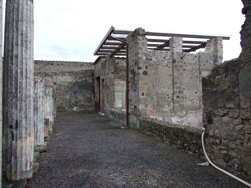 VI.11.10 Pompeii. December 2006. Looking east along the south portico, from the south-west corner of Peristyle 36.