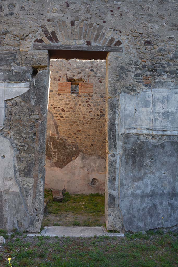 VI.11.10 Pompeii. October 2017. Room 30, doorway on east side of atrium.
Foto Annette Haug, ERC Grant 681269 DÉCOR
