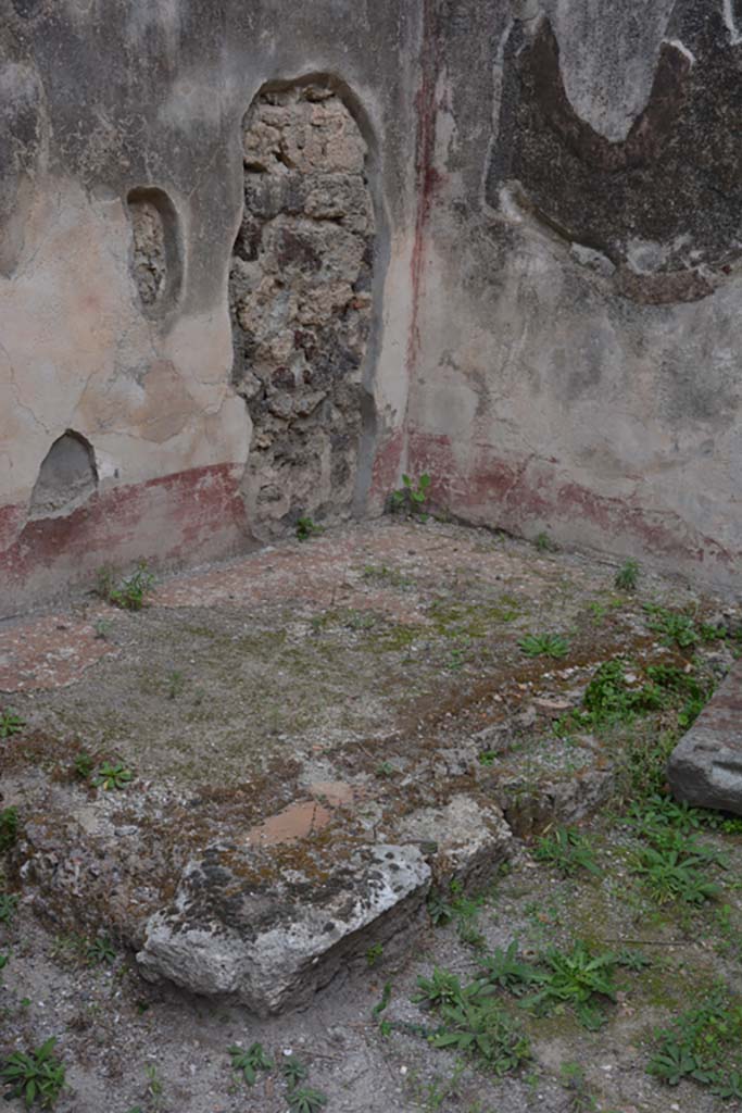 VI.11.10 Pompeii. October 2017. Room 30, structure against north and east walls.
Foto Annette Haug, ERC Grant 681269 DÉCOR
