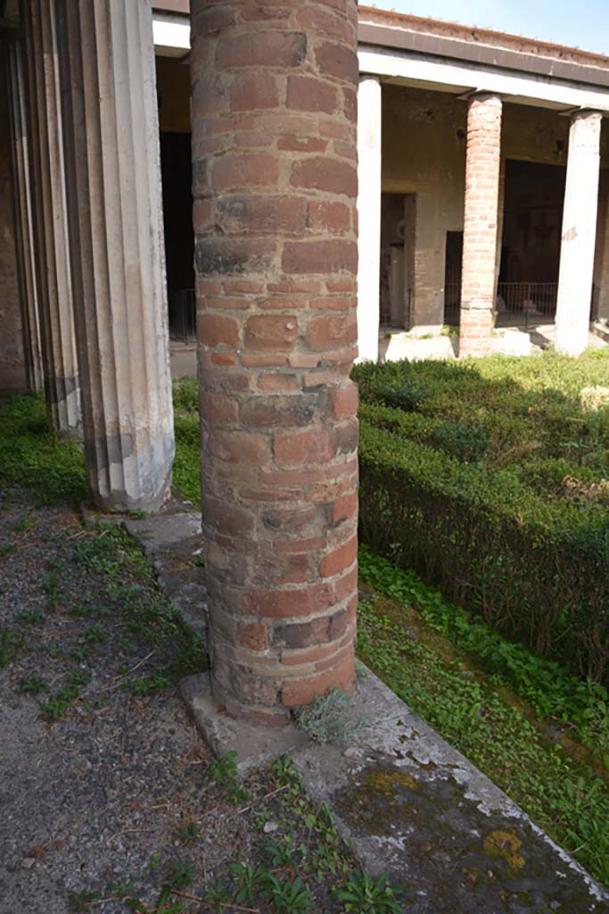 VI.11.10 Pompeii. October 2017. Peristyle 36, west portico.
Foto Annette Haug, ERC Grant 681269 DÉCOR
