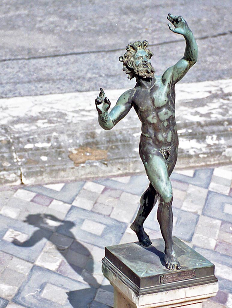 VI.12.2 Pompeii. October 2001. 
Detail of reproduction dancing faun in impluvium in atrium. Photo courtesy of Peter Woods.
