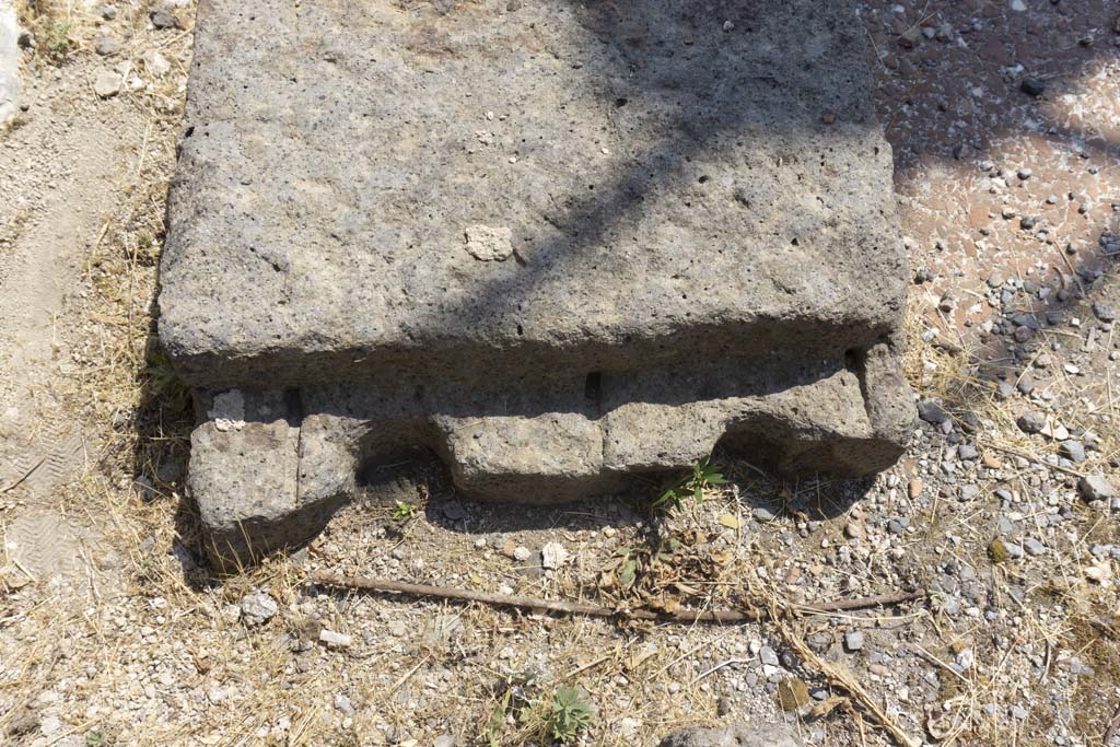 VI.12.5 Pompeii. 14th July 2017. Detail of bases in north-west corner of Secondary Atrium 7.
Foto Annette Haug, ERC Grant 681269 DÉCOR.
