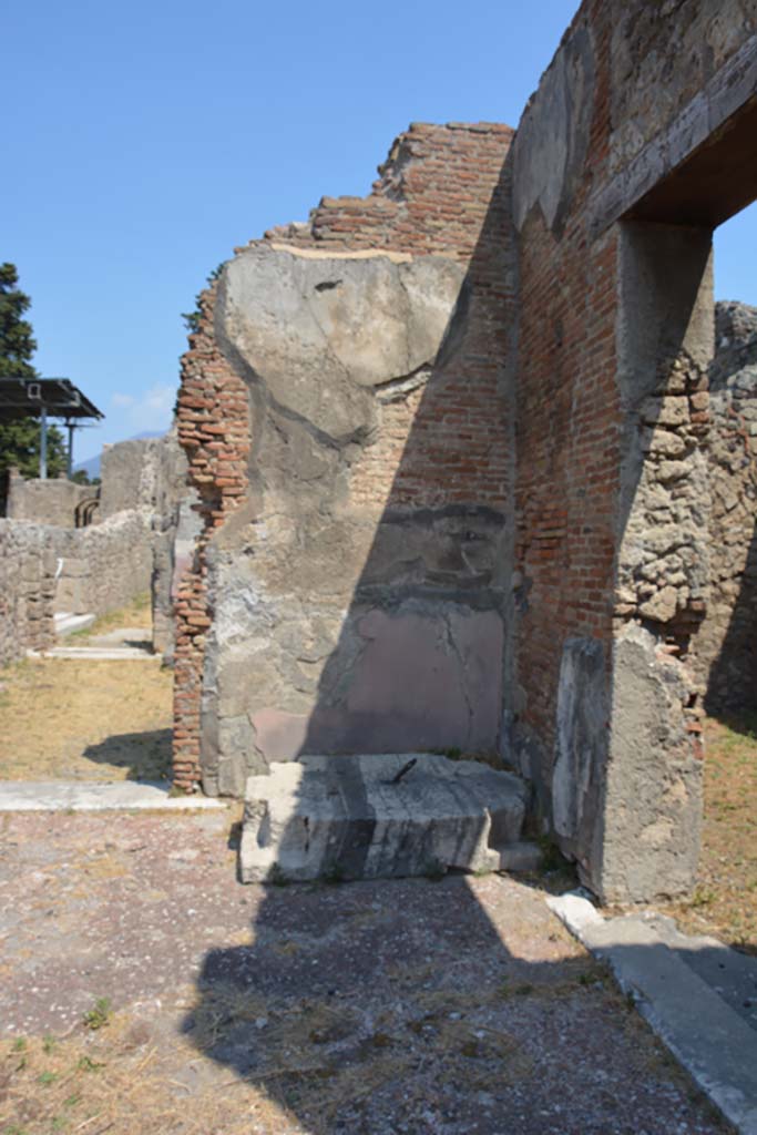 VI.12.5 Pompeii. 14th July 2017. Base for arca/money box in north-east corner of Secondary Atrium 7, looking north.
Foto Annette Haug, ERC Grant 681269 DÉCOR.
