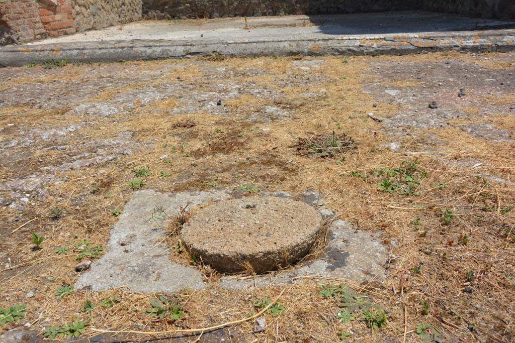 VI.12.5 Pompeii. 14th July 2017. Secondary Atrium 7, looking east towards cistern-mouth.  
Foto Annette Haug, ERC Grant 681269 DÉCOR.
