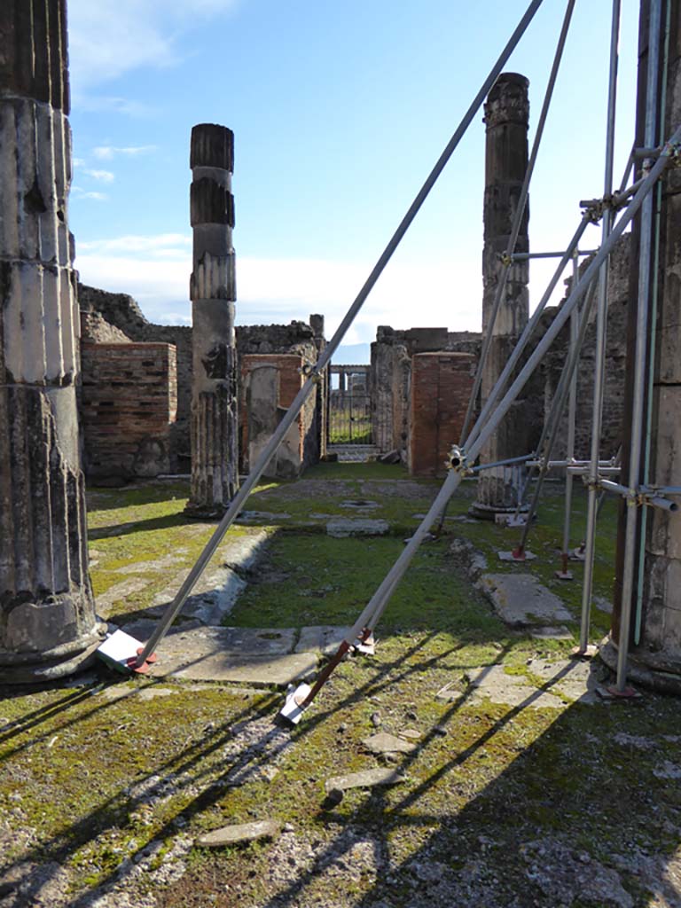 VI.12.5 Pompeii. 4th January 2017. 
Looking south across impluvium in atrium 7 towards entrance corridor.
Foto Annette Haug, ERC Grant 681269 DÉCOR.
