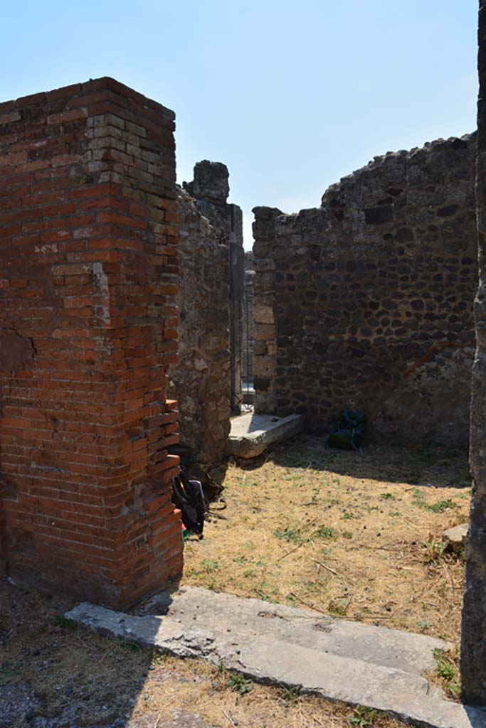 VI.12.5 Pompeii. 14th July 2017. 
Room 8, looking south-east across cubiculum from entrance doorway in atrium 7.
Foto Annette Haug, ERC Grant 681269 DÉCOR.
