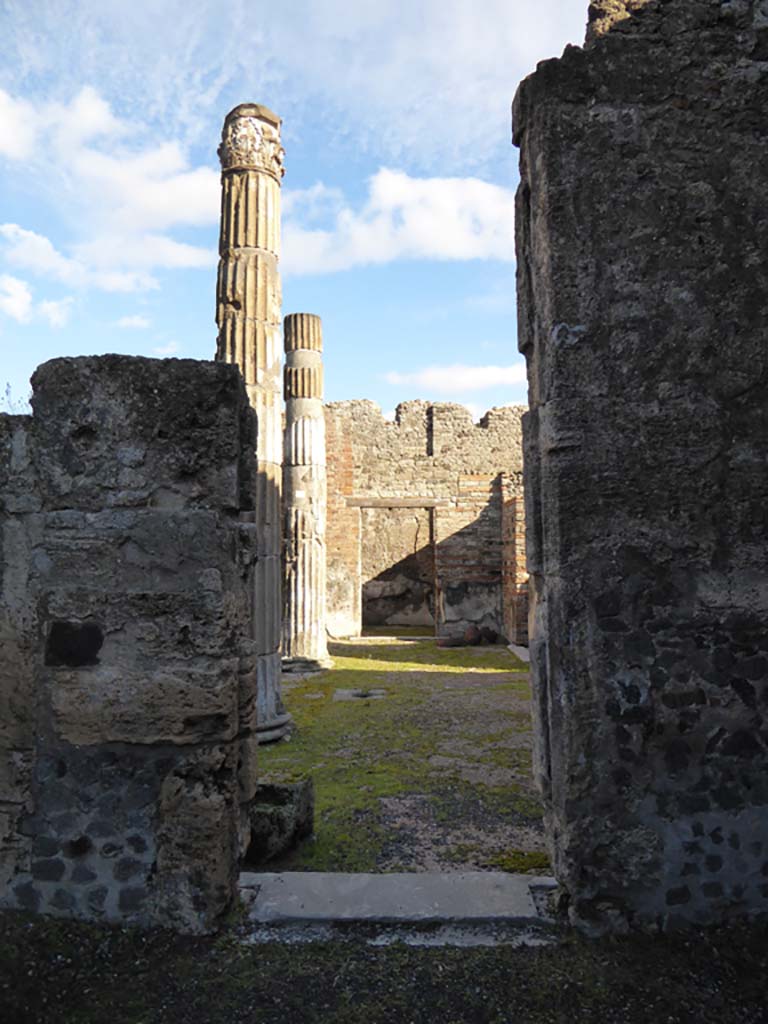 VI.12.5 Pompeii. 4th January 2017. 
Looking east across south end of Secondary Atrium 7, from doorway leading from room 10.
Foto Annette Haug, ERC Grant 681269 DÉCOR.
