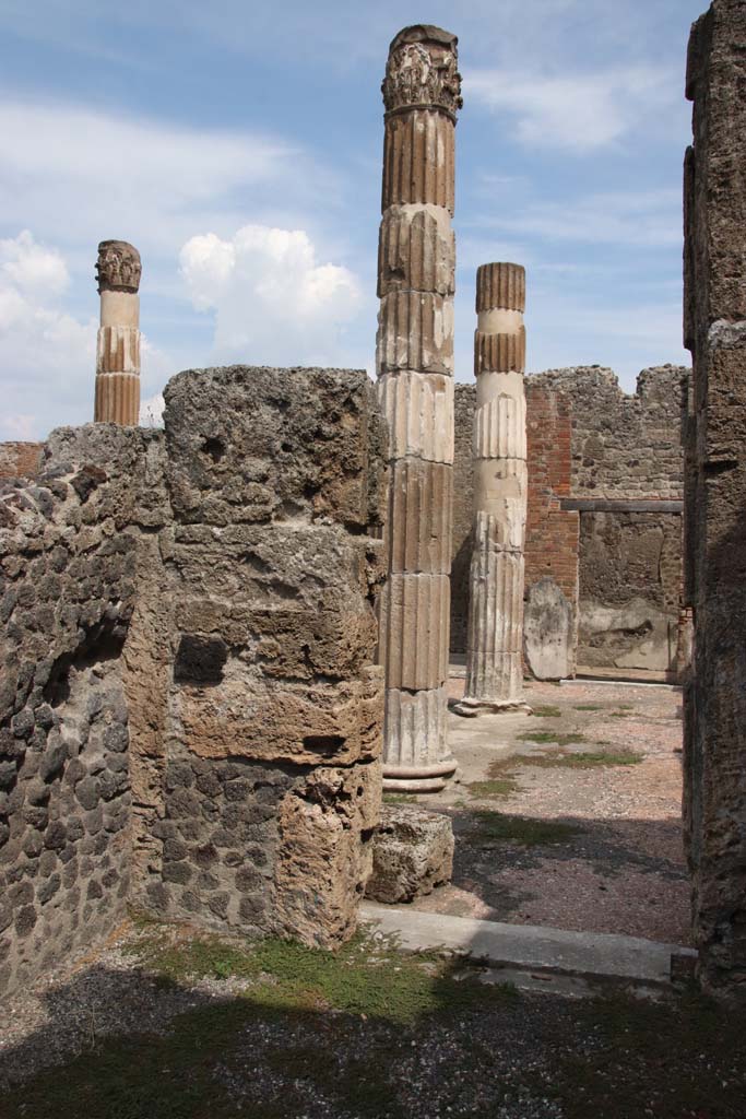 VI.12.2 Pompeii. September 2021. 
Looking towards east wall of room/cubiculum 10 on east side of Tuscan atrium, with doorway to Tetrastyle atrium of VI.12.5 in centre.
Photo courtesy of Klaus Heese.
