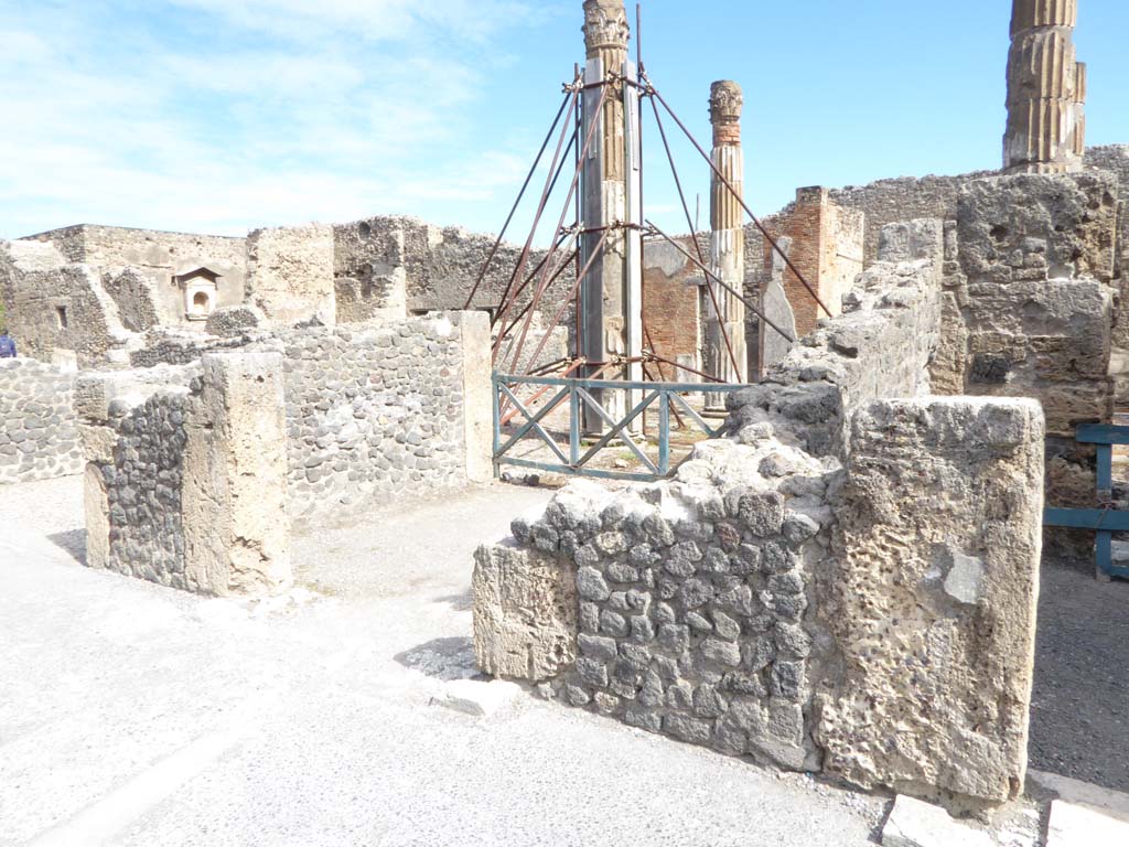 VI.12.5 Pompeii. 30th September 2015. Looking north-east from atrium of VI.12.2 towards West Ala, room 11.
Foto Annette Haug, ERC Grant 681269 DÉCOR.
