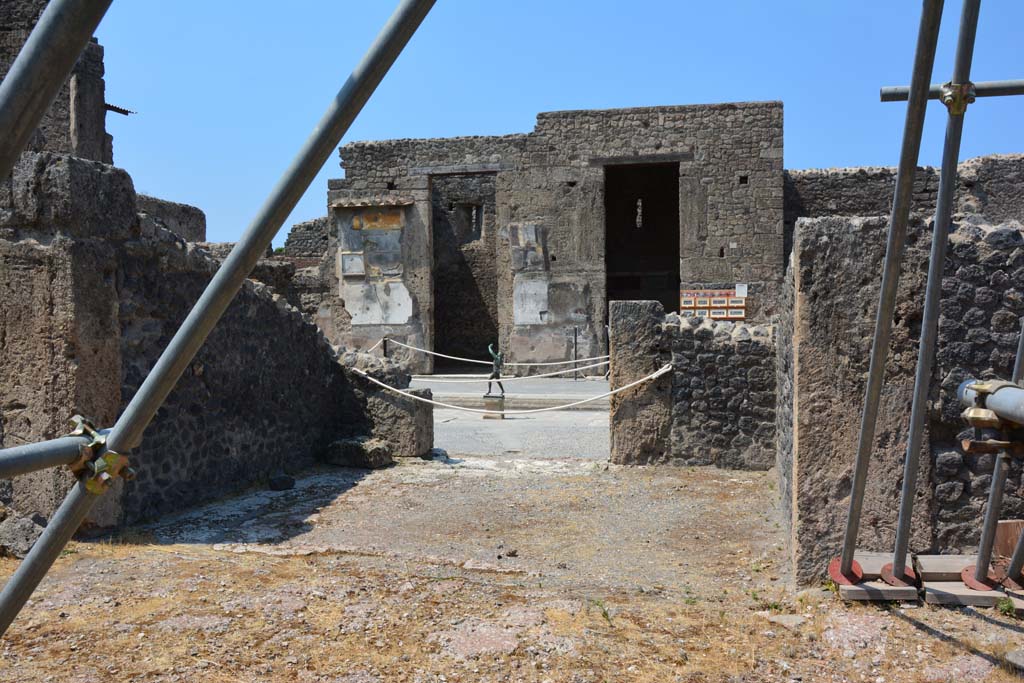 VI.12.5 Pompeii. 14th July 2017. Room 11, looking south-west, from Secondary Atrium 7 in VI.12.5. 
Foto Annette Haug, ERC Grant 681269 DÉCOR.
