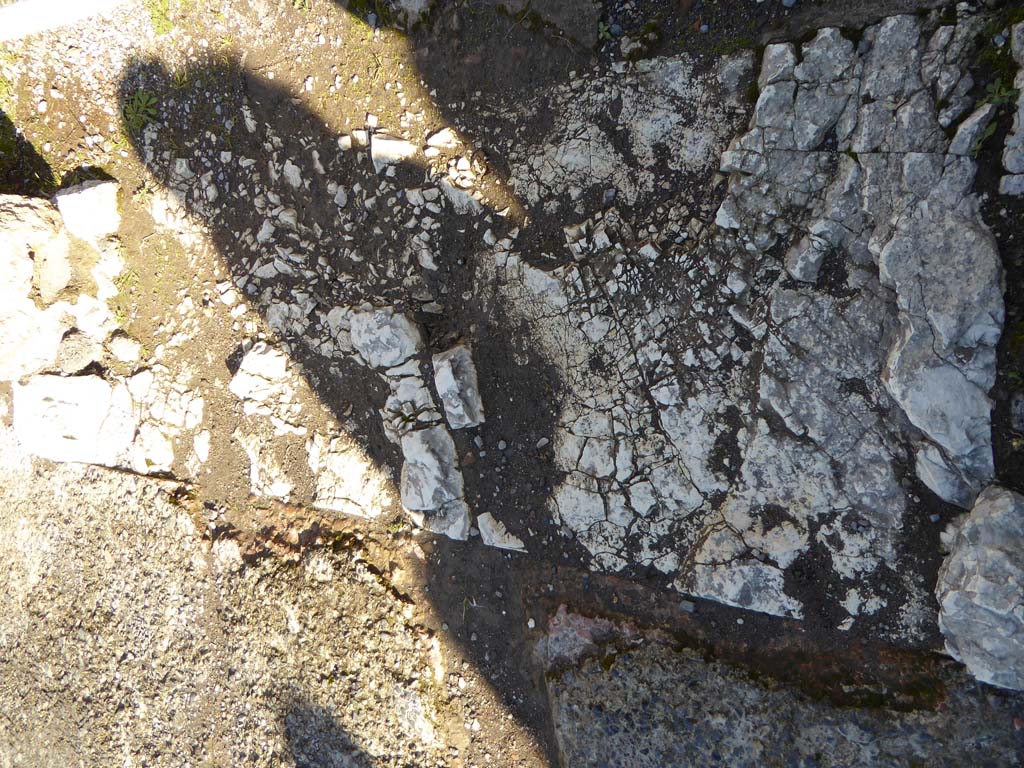 VI.12.5 Pompeii. 4th January 2017. Detail of south end of sill, from atrium of VI.12.2, looking east into room 11.
Foto Annette Haug, ERC Grant 681269 DÉCOR.

