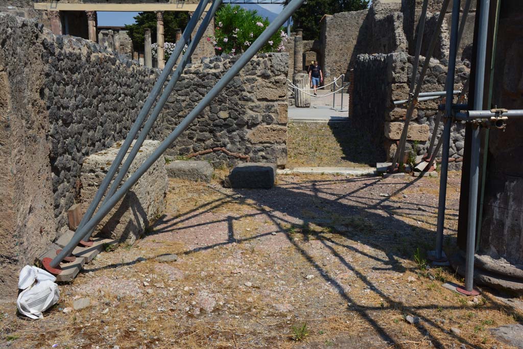 VI.12.5 Pompeii. 14th July 2017. North-west corner of atrium, with corridor 16, centre right.
Foto Annette Haug, ERC Grant 681269 DÉCOR.
