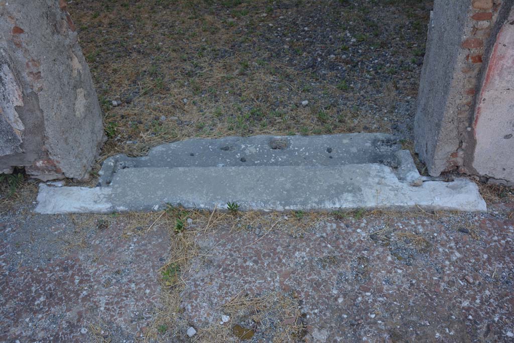 VI.12.5 Pompeii. 15th July 2017. Room 15, threshold/sill, looking east through doorway from Secondary Atrium 7.
Foto Annette Haug, ERC Grant 681269 DÉCOR.

