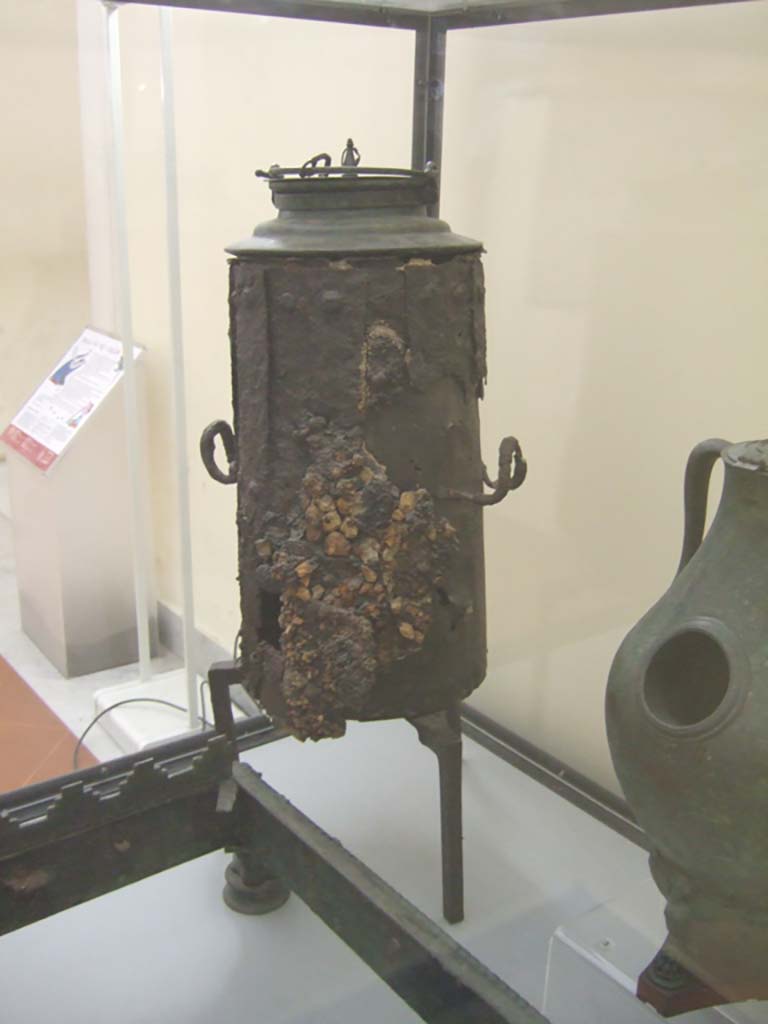 VI.12.5 Pompeii. Found in VI.12.2/5 on 21st March 1831 in a room around the atrium of the four columns (VI.12.5). 
Iron stove with bronze lid. Now in Naples Archaeological Museum. Inventory number 264932.
See Fiorelli G., 1862. Pompeianarum antiquitatum historia, Vol. 2: 1819 - 1860, Naples, p. 249.
