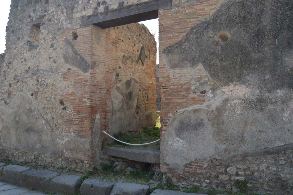 VI.13.16 Pompeii. March 2019 Looking south-west to entrance doorway
Foto Taylor Lauritsen, ERC Grant 681269 DÉCOR.

