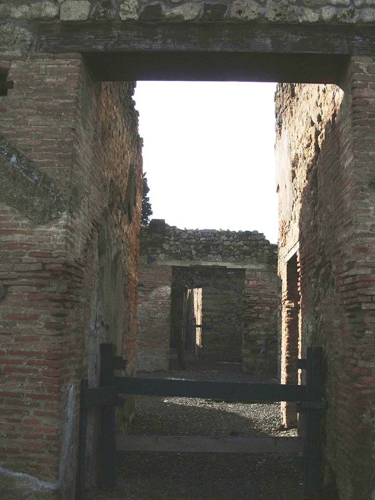 VI.13.16 Pompeii. December 2004. Looking west across atrium, from doorway.