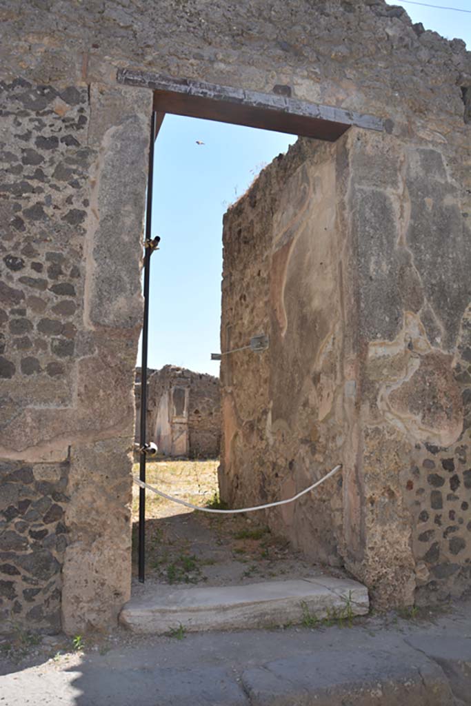 VI.13.19 Pompeii. July 2017. Looking east through entrance doorway. 
Foto Annette Haug, ERC Grant 681269 DÉCOR.

