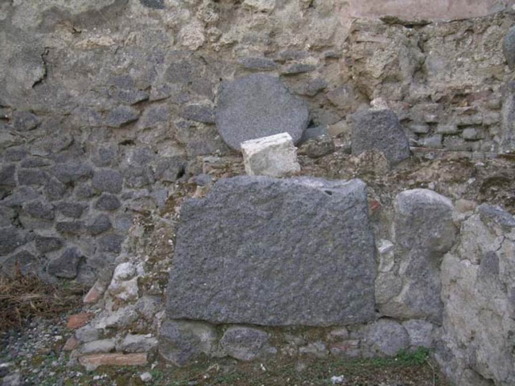 VI.14.22 Pompeii. June 2005. Room 9, kitchen, detail from west side. Photo courtesy of Nicolas Monteix.