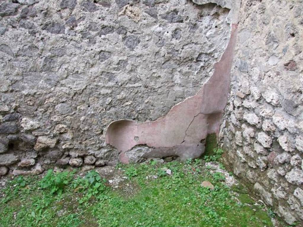 VI.16.5 Pompeii. December 2007. Plastered recesses in south-west corner of rear room.
According to Sogliano, the rear room partly preserved the painted decoration on the south and east walls. This decoration consisted of a high red dado, divided into squares by means of narrow white and blue bands. In the upper part on a white background, were painted, at a certain height, a red horizontal band. In the south-east corner was a circular window that opened into the neighbouring fullonica (VI.16.3/4). See Notizie degli Scavi di Antichità, 1906, (p.350, and plan on p.346).
