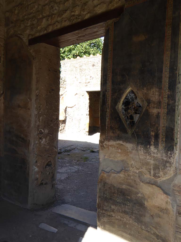 VI.16.7 Pompeii. September 2015. Doorway from north-east portico into atrium B, looking east.
Foto Annette Haug, ERC Grant 681269 DÉCOR.
