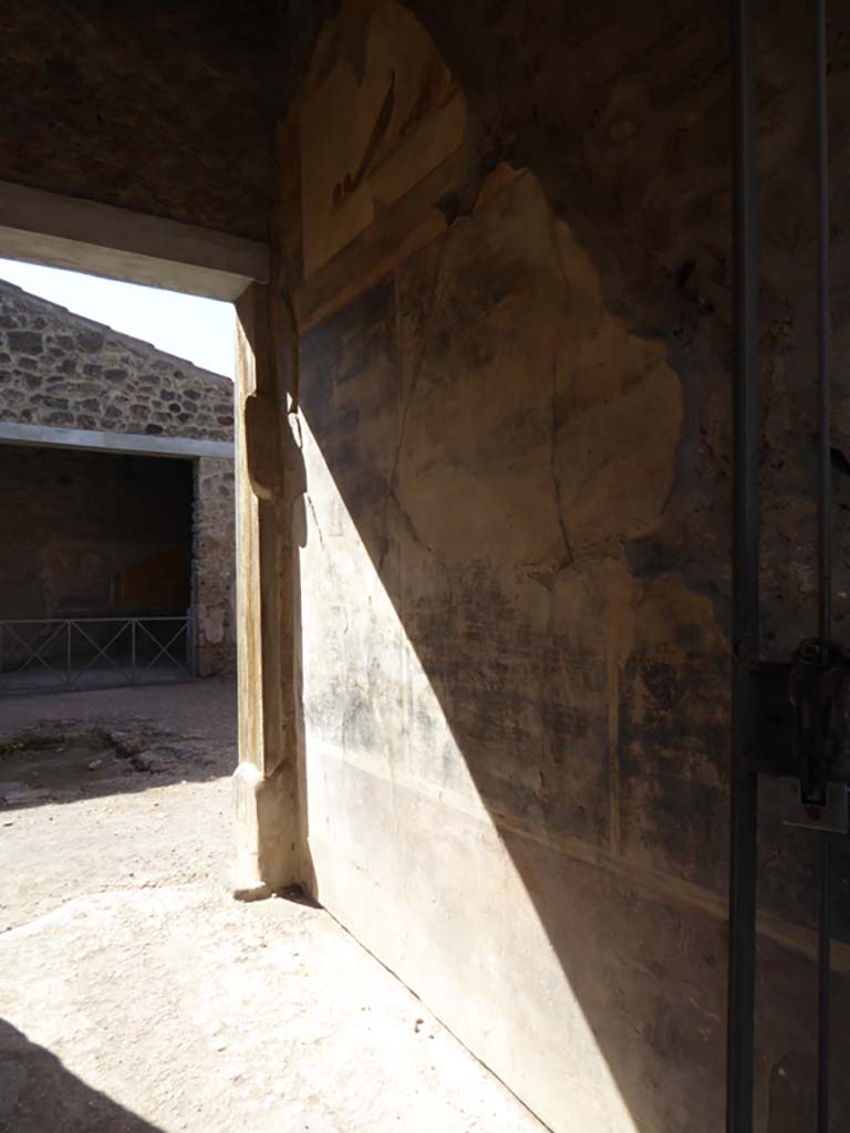 VI.16.7 Pompeii. September 2015. Entrance A, looking west along north wall of corridor/fauces.
Foto Annette Haug, ERC Grant 681269 DCOR.

